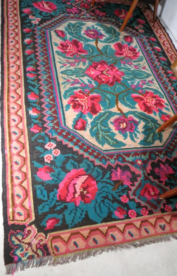 tapis moldave aux roses