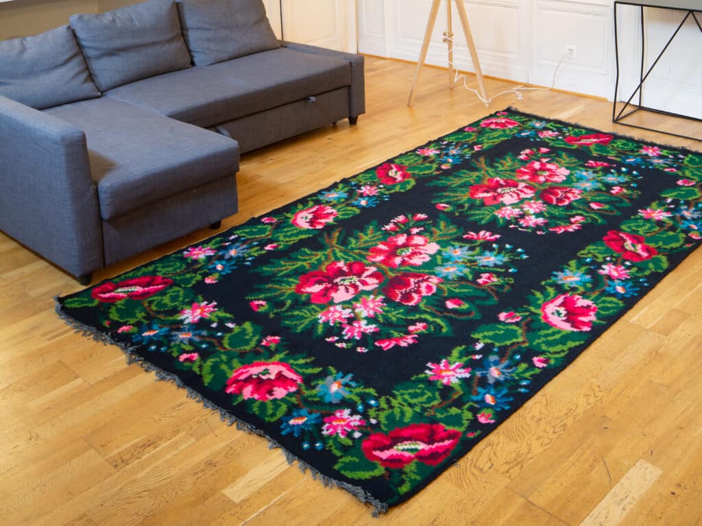 tapis moldave aux roses