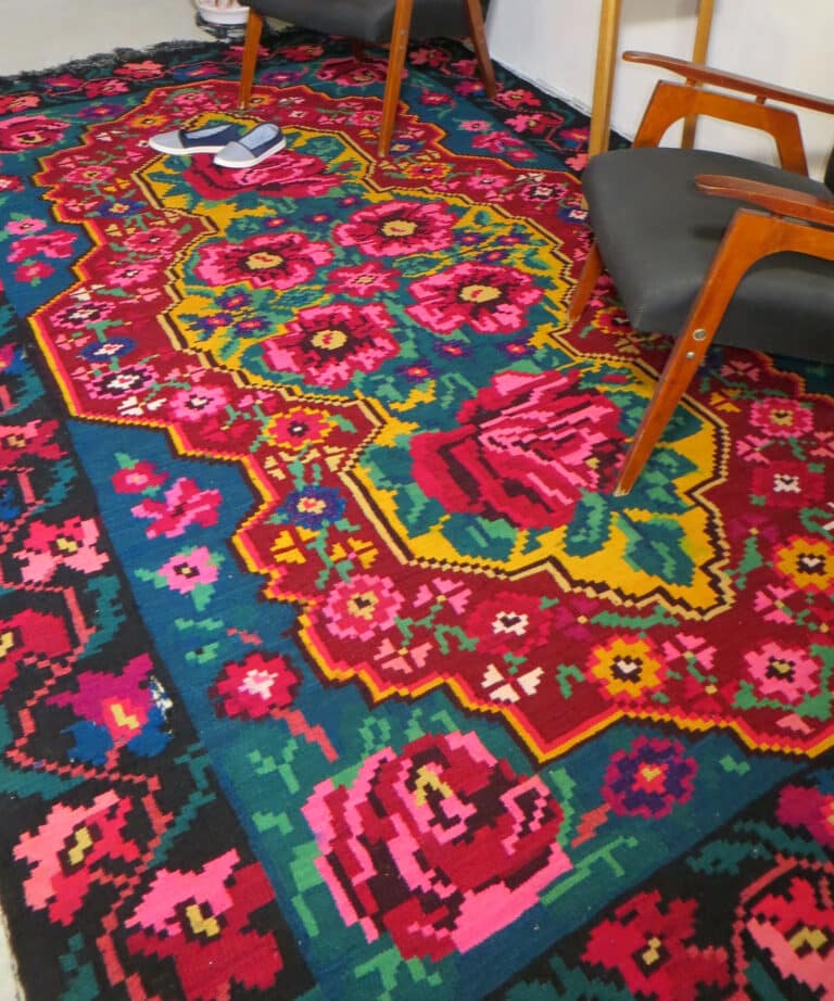 tapis moldave aux roses