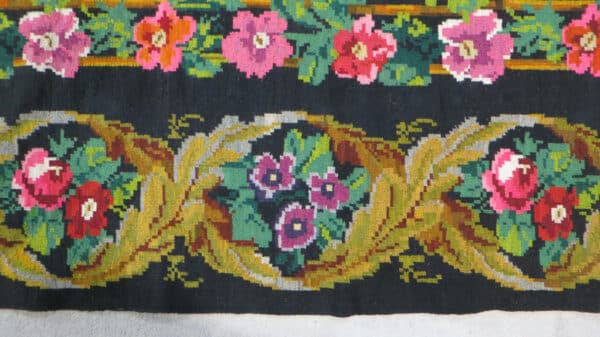 tapis moldave aux roses