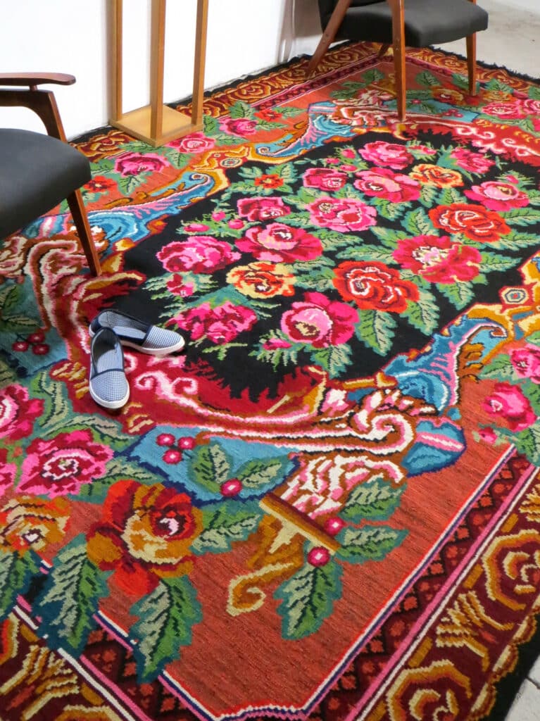 tapis moldave aux roses